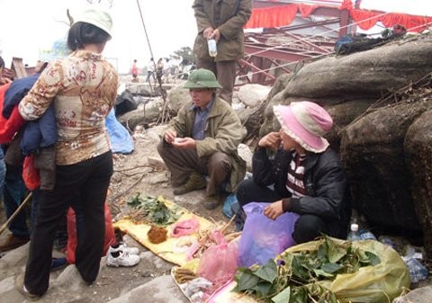 Những mẹt thuốc Nam bán dạo ở chợ Giá (Thủy Nguyên, Hải Phòng).